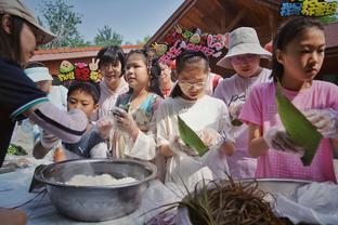 有点帅的✌️！今日湖人没比赛 拉塞尔现身南湾湖人比赛现场